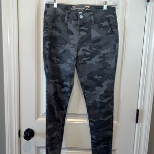Utility by Seven ankle skinny dark gray camo pants size 8